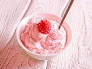 Рецепта Цветна розова глазура за десерти с пудра захар и масло